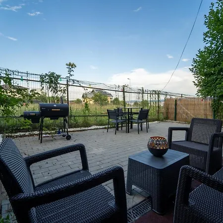 5* House With View. 4 Parking Places Vilă *